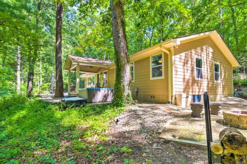 Knobby Creek Cottage with Hot Tub and Grill! in Columbus (NC)