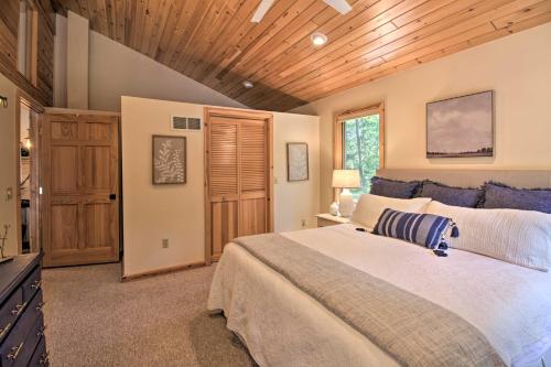 Spacious Cabin on Cross Lake Treehouse and Sauna! in Cross Lake, USA
