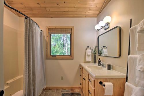 Spacious Cabin on Cross Lake Treehouse and Sauna! in Cross Lake, USA