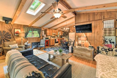 Smoky Mountain Cottage with Lanai and Mtn Views in Franklin, USA