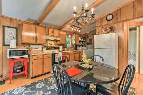 Smoky Mountain Cottage with Lanai and Mtn Views in Franklin, USA