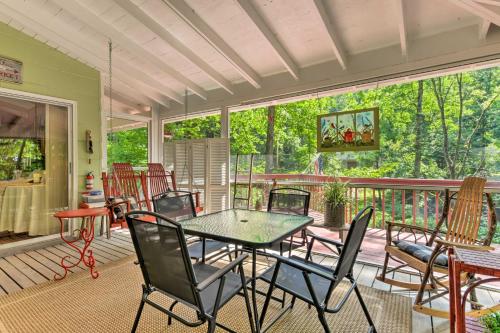 Smoky Mountain Cottage with Lanai and Mtn Views in Franklin, USA