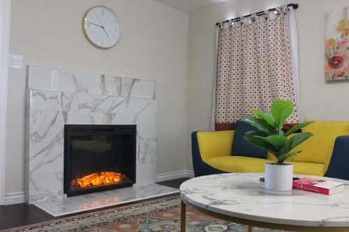 Entire 3 Bedroom Home with Golf Putting & hot spa secondary