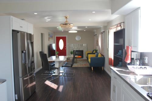 Entire 3 Bedroom Home with Golf Putting & hot spa thumb 4