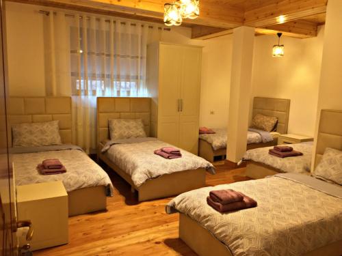 5 twin beds