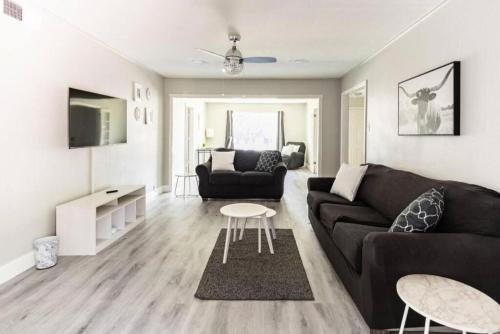 4 Bed 3 Bath House, Spacious, Smart TVs in all rooms, Whole house to yourself in Garland, USA