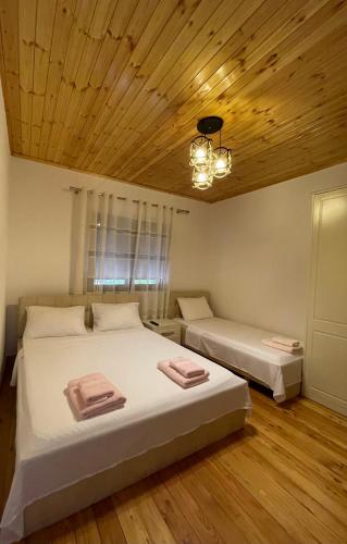 1 double bed, 1 twin bed