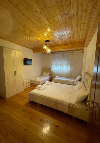 1 double bed, 2 twin beds