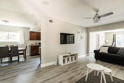 4 Bed 3 Bath House, Spacious, Smart TVs in all rooms, Whole house to yourself in Garland, USA
