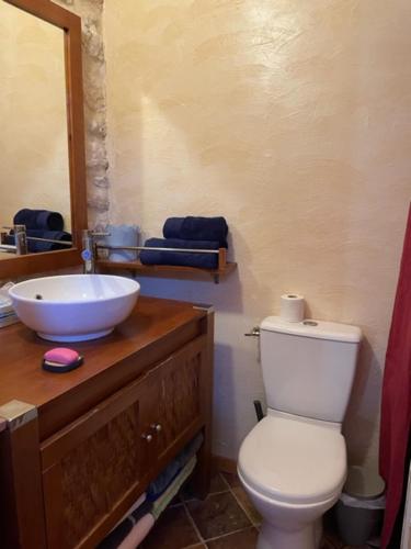 Charmante chambre dans belle Maison typique du Village in Lagorce