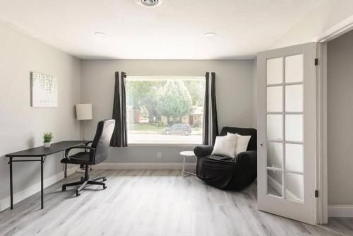 4 Bed 3 Bath House, Spacious, Smart TVs in all rooms, Whole house to yourself in Garland, USA