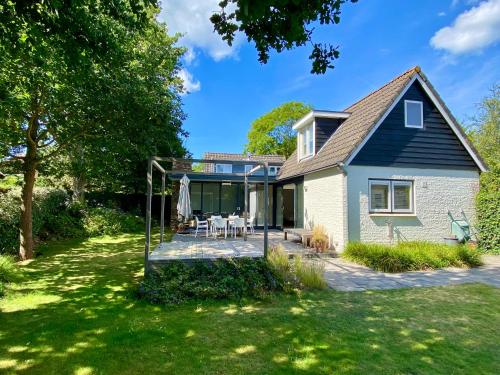  Heerlijk vrijstaand huis aan de duinen in Burgh-Haamstede