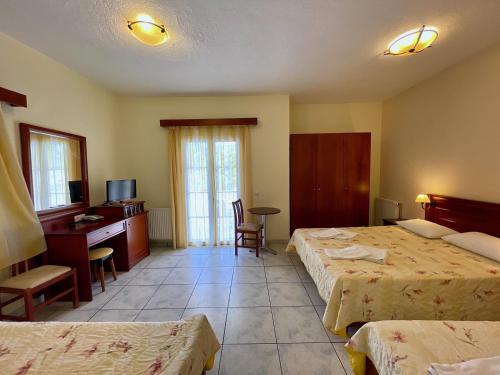 1 double bed, 2 twin beds