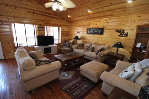 . WARM COZY GRAND LAKE CABIN - BOAT RAMP - HOT TUB