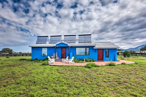 Cozy Blue Adobe with Steam Room 2 Mi from Taos! in El Prado, USA