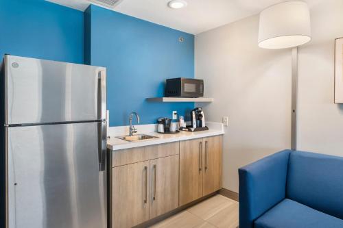Kitchen, Holiday Inn Express Peru-Lasalle Area By IHG in Peru (IL)