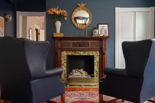 Chart House Inn in Newport, USA