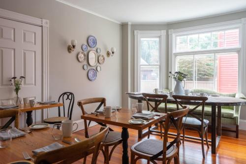 Chart House Inn in Newport, USA