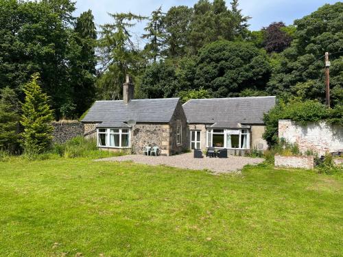 Peaceful woodland cottage with fireplace - Elie