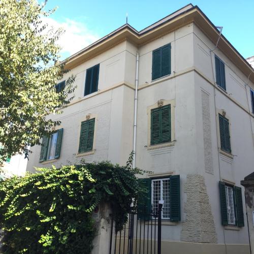 New Liberty In Rome - 출입구