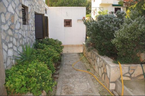 Apartments with a parking space Rukavac Vis - 8849 - image 6
