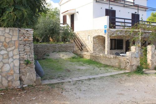 Apartments with a parking space Rukavac Vis - 8849 - image 7