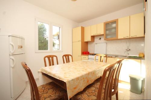 Apartments with a parking space Rukavac Vis - 8849 - image 13