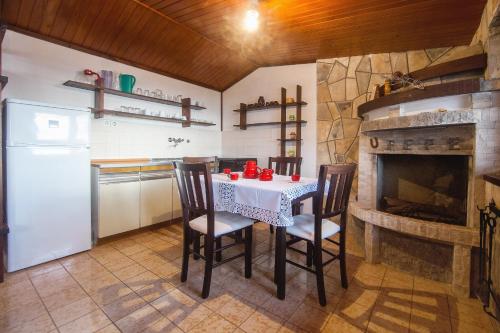 Apartments and rooms with parking space Komiza Vis - 8844 - image 10