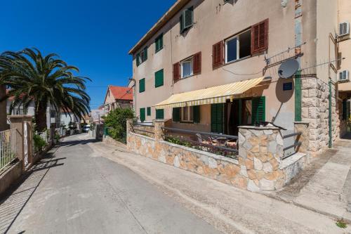 Apartments by the sea Komiza Vis - 8860 - image 5