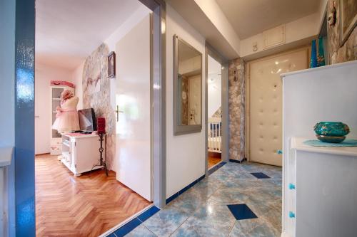 Apartments by the sea Komiza Vis - 8860 - image 11