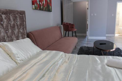 Cosy Central Luton Studio Flat -Ideal for Airport! in Luton Airport