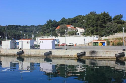 Apartments by the sea Rogac Solta - 8688