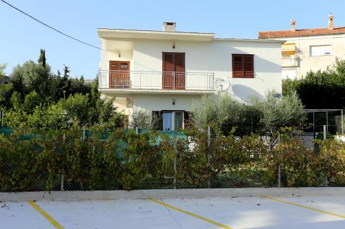 Apartments with a parking space Trogir - 10337 - image 2