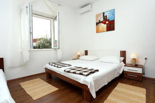 Apartments with a parking space Trogir - 10337 - image 9