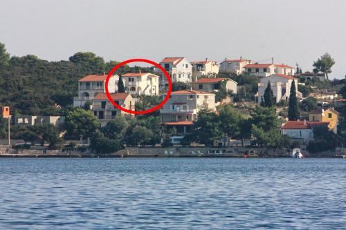  Apartments by the sea Necujam, Solta - 11090 in Grohote