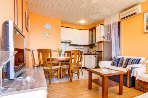 Apartments with WiFi Split - 11367 - image 8