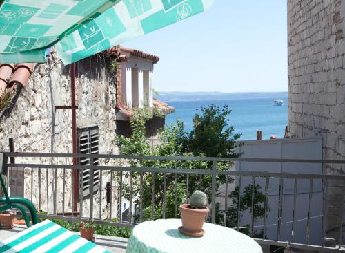 Apartments by the sea Split - 11161 - image 8