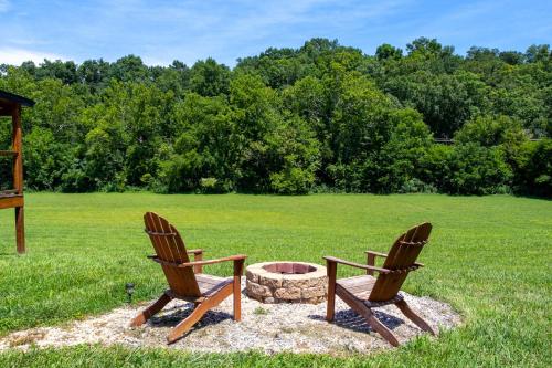 Patriots Tiny Home w Hot Tub Fire Pit Grill