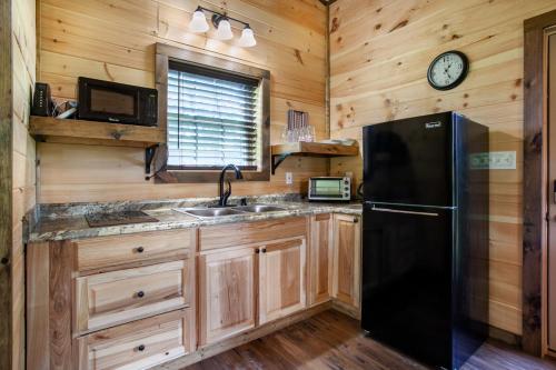 Patriots Tiny Home w Hot Tub Fire Pit Grill