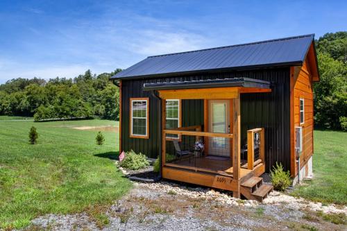 Patriots Tiny Home w Hot Tub Fire Pit Grill