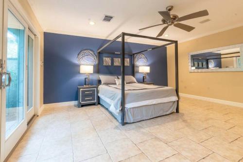Huge 6 Bedroom with Pool, Spa, 85 Inch TV, Game Room in Houston, USA
