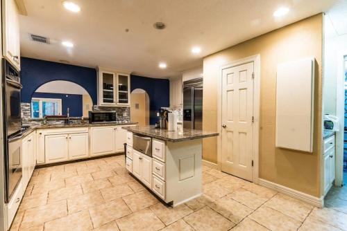 Huge 6 Bedroom with Pool, Spa, 85 Inch TV, Game Room in Houston, USA