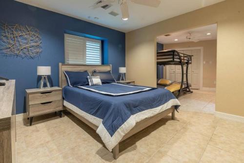 Huge 6 Bedroom with Pool, Spa, 85 Inch TV, Game Room in Houston, USA