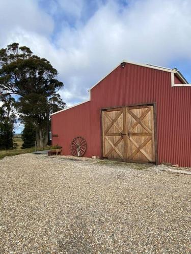 Southern Highlands Accommodation for up to 4, Barn Style with Alpacas