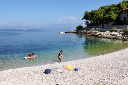  Apartments by the sea Stomorska, Solta - 14960 in Stomorska
