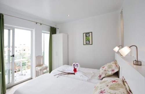 2 twin beds, 2 sofa beds