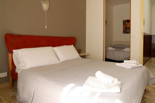 1 queen bed, 1 double bed