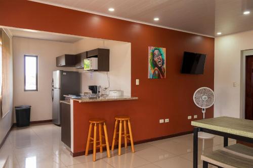 ห้องครัว, Aptos Casa Caribe, habitaciones privadas en aptos compartidos & aptos completos con auto entrada in เปอร์โต้ ลิมอน