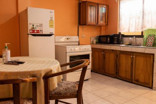 Konyha, Marta's Guesthouses, apartamentos con entrada autonoma in Puerto Limon