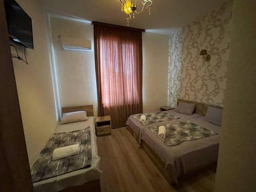 3 twin beds